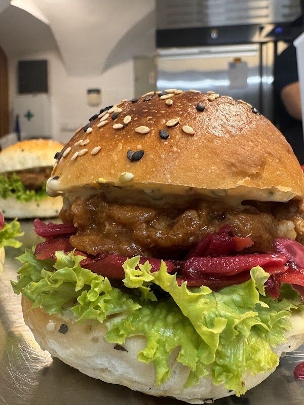 Řemeslný burger s karamelizovanou cibulí