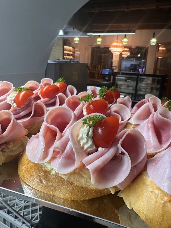 Šunkové chlebíčky s rajčátky a krémovým sýrem